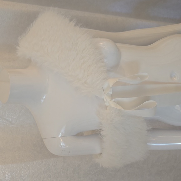 Gemma Layne Elegant White Faux Fur Shawl Shoulder Caplet Cape Tie Front New - Picture 6 of 6